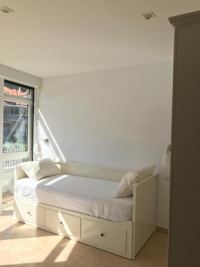 Apartamento con terraza primera linea de playa Finisterre Esterno foto